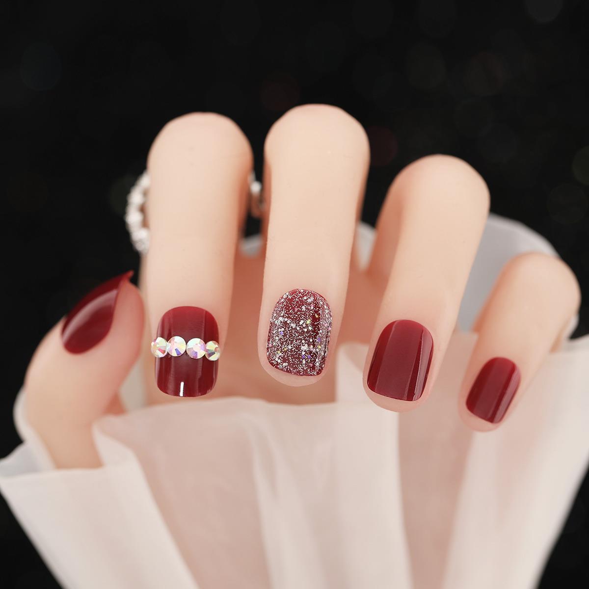 Parches de Uñas Color Vino 💅 Manicura Elegante en Minutos